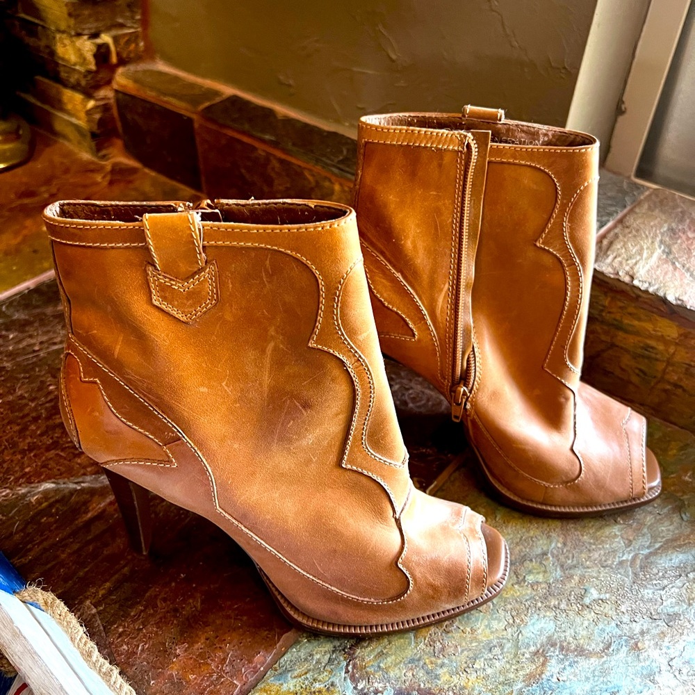 BCBGeneration Leather Heeled Western Ankle Boots Women's size 10 NEVER WORN